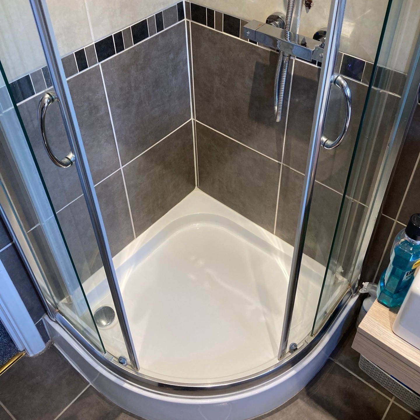 Shower tray with white mastic